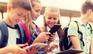 "Wszyscy juĹź majÄ". Jak zdecydowaÄ, czy twoje dziecko jest gotowe na smartfon