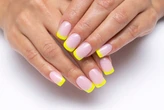 Te paznokcie pokochały największe gwiazdy! French manicure powraca w nowym wydaniu