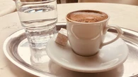 To wcale nie jest miły gratis od kelnera. W kawie ze szklanką wody Włosi widzą głębszy sens