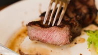 Tak usmażysz steka jak z najlepszej restauracji. Jeden błąd, a mięso będzie suche i gumowate