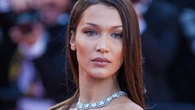 KiedyĹ obciach, dziĹ symbol stylu. Drewniaki wracajÄ z hukiem. Bella Hadid juĹź je nosi