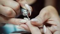 DĹugo w nieĹasce, teraz noszÄ go najwiÄksze gwiazdy. Ten manicure to hit jesieni