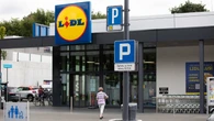 Lidl rzucił cenowy hit. Potreningowy must have kupisz 30 proc. taniej. A co w Kauflandzie i Hebe?