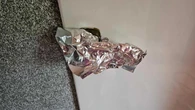 Podpatrzyłam, jak koleżanka owija klamkę folią aluminiową. Teraz też tak robię co wieczór