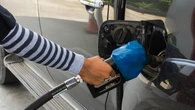 Instruktorka pokazaĹa, jak zatankowaÄ auto. To stres dla wielu kobiet. "Wstyd siÄ przyznaÄ"