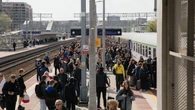 PrzyjechaĹ bez 4 wagonĂłw, tĹumy na korytarzach. "Gdzie godnoĹÄ pasaĹźera?"