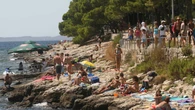 Wakacje w Chorwacji? Do walizki spakuj biały proszek z kuchni. Może się przydać na plaży