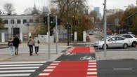 Rowerzysta zbliża się do czerwonych pasów. Kto ma wtedy pierwszeństwo?