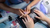 Najmodniejszy manicure sezonu? Pomidorowy. Udaje neutralny, ale przyciÄga spojrzenia