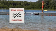 Czym grozi kąpiel w sinicach? Toksyny mogą rozłożyć urlop na łopatki