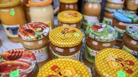 Matcha, kurkuma, cynamon... Miody smakowe robiÄ furorÄ. Dietetyczka mĂłwi, czy sÄ zdrowe