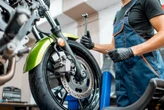 Zrób to przed zimą, a ruda nie złapie motocykla. Nie chodzi tylko o odpowiednie mycie