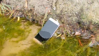 Smartfon zaliczył przymusowe pływanie? Nie spisuj go na straty. Łatwo uratujesz urządzenie
