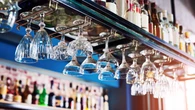 Bez alkoholu w hotelach? BranĹźa podzielona. GoĹcie i tak znajdÄ sposĂłb na wypicie drinka