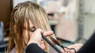 Ta fryzura z lat 90. znowu jest modna. Kobiety wybierajÄ jÄ dla objÄtoĹci i efektu odmĹodzenia