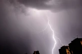 Burze uderzą w Polskę. IMGW ostrzega przed wezbraniami rzek. Synoptycy radzą zostać w domu