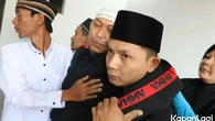 Potret Lemas Suami Mpok Alpa, Jalan Harus Dipapah dengan Selang Oksigen Terpasang di Hidun...