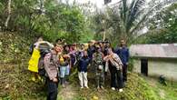 Aksi 4 Polisi Jalan Kaki 3 Hari Demi Kawal Distribusi Logistik Pilkada di Banggai Terpenci...