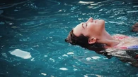 Jangan Takut Berenang Saat Menstruasi, Begini Penjelasan Dokter