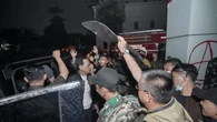Ketika Sri Sultan Hamengku Buwono X Temui Massa Demo di Polda DIY Tanpa Pengawalan