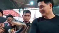 6 Potret Lucky Hakim Lepas Ribuan Ular ke Sawah, Bantu Petani Basmi Hama Tikus