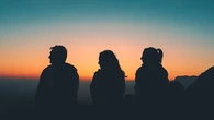 7 Arti Mimpi Bertemu Teman yang Sudah Meninggal, Pertanda Baik atau Buruk?
