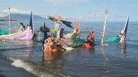 Dihantam Gelombang Tinggi, Puluhan Perahu Layar di Wisata Bahari Pasir Putih Situbondo Ten...