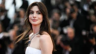 Trik Facelift Tanpa Operasi dari Hairstylist Anne Hathaway Viral, Dokter Ungkap Risikonya