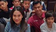 Absen Pakai Jersey, 6 Potret Perdana Azizah Salsha Bersama Pratama Arhan saat Laga Timnas ...