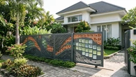 8 Inspirasi Pagar Laser Cut Kombinasi Roster Kaca, Fasad Mewah Tahan Cuaca