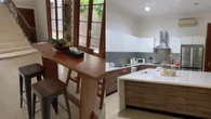 9 Potret Dapur dan Ruang Makan di Rumah Rina Nose, Desainnya Bikin Adem