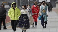 Korsel akan Izinkan Warga yang Sudah Divaksin Tak Pakai Masker di Luar Ruangan