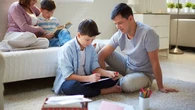 10 Peran Ayah dan Ibu di Rumah yang Membantu Kecerdasan Emosional Anak, Mulai Dilakukan Se...