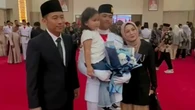 6 Potret Pengukuhan Anak Denny Cagur Jadi Paskibraka Banten HUT RI ke-80, Bikin Bangga