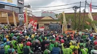 Massa Ojol Geruduk Mapolres Sukabumi Tuntut Keadilan untuk Affan Kurniawan: Kami Satu Aspa...