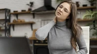 Cara Mengatasi Nyeri Leher Akibat Salah Posisi Tidur, Bisa Kompres Dingin dan Hangat