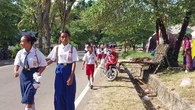 Momen Sedih Guru dan Pelajar Korban Hardiknas di Pengungsian Erupsi Gunung Lewotobi Laki-L...