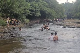 Ciliwung Surut, Warga Depok Jadikan Wahana Permainan Air