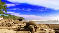 Intip, Keindahan Pantai Air Manis di Padang