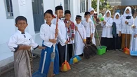 5 Cerita Membersihkan Halaman Rumah Bersama Keluarga, Mengajarkan Tanggung Jawab Sejak Din...