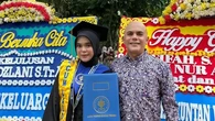 Hadiri Wisuda Ponakan, Ozy Syahputra 'Si Manis Jembatan Ancol' Dipuji Awet Muda