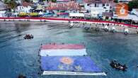 Bendera Merah Putih Berkibar di Bawah Laut Wisata Hiu Paus Jelang HUT TNI