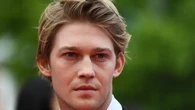 Joe Alwyn Akhirnya Bersuara soal Hubungannya dengan Taylor Swift yang Ambyar
