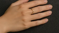 9 Tips Pilih Cincin Emas Kecil Biar Tangan Terlihat Langsing dan Berkelas