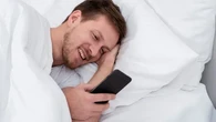Sering Main HP Sambil Rebahan? Waspadai Dampaknya pada Mata