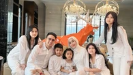 Potret Seragam Keluarga Dokter Reza Gladys, Tampil Kompak dengan Outfit Serba Putih