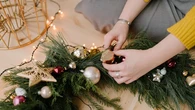 Cara Membuat Christmas Wreath DIY untuk Pemula, Hemat dan Mudah