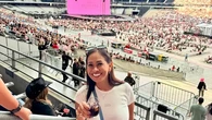 6 Potret Gaya Risa Dewi Ibunda Alyssa Daguise Nonton Konser BLACKPINK di Paris