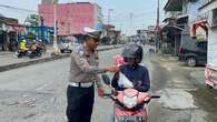 Program Riau KITA, Polisi Rohul Bagikan Nasi Kotak dan Kampanye Keselamatan di Jalanan