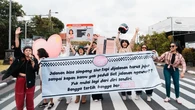 Peduli Keselamatan Jalan Raya, Main Cantik Bagi-Bagi Helm Gratis
